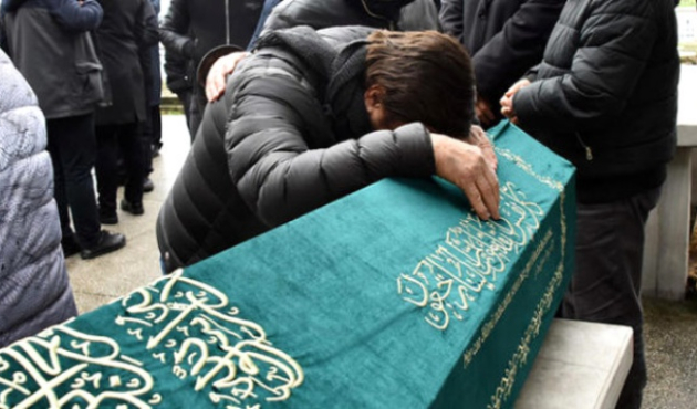 Ünlü şarkıcı tabuta kapanıp ağladı!