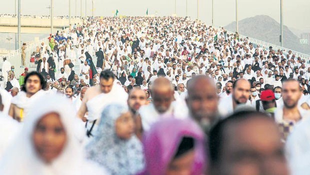 Yüzbinlerce hacı adayı Mekke'ye giremedi