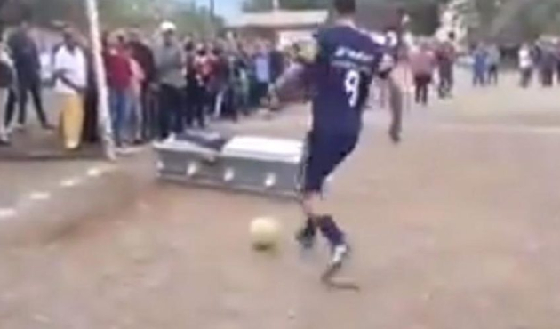 Ölen futbolcuya tabutta gol attırdılar!