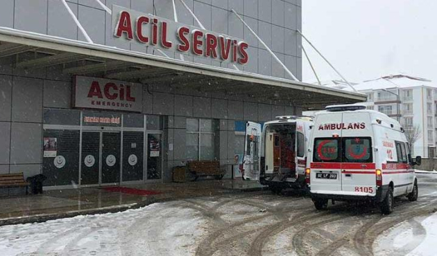 Pencereden kar yağışını izliyordu...