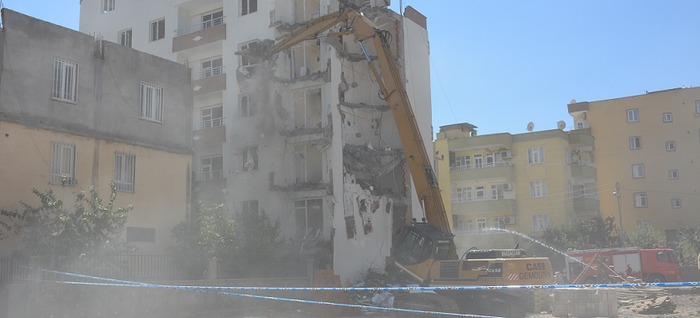 Diyarbakır'da DBP'li belediye terör mağdurlarının binasını yıktı
