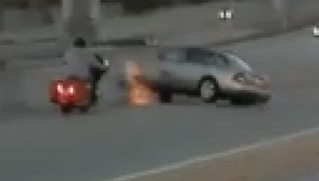 Motorcuyu yoldan çıkarmaya çalıştı trafikte terör estirdi!