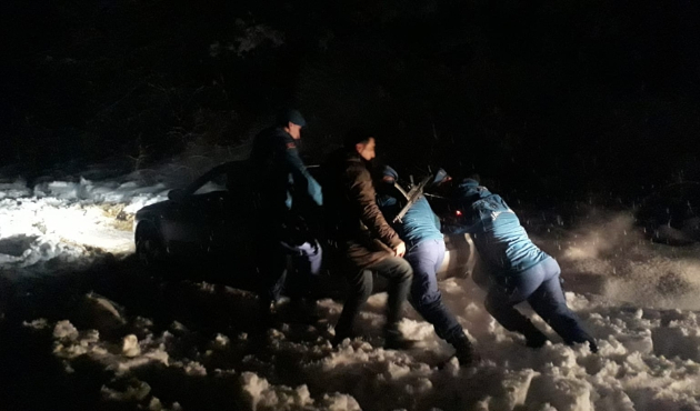 Gezmek için gittikleri tepede mahsur kaldılar...