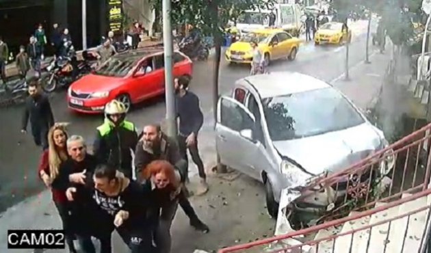 Çarpıp kaza yaptırdı, sürükleyerek götürdü / VİDEO