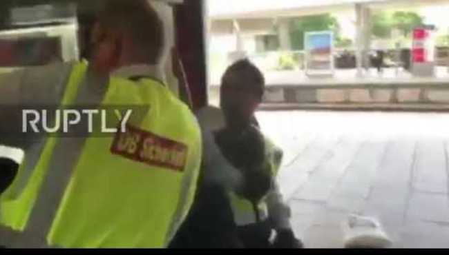 Almanya'da siyahi yolcuya adeta işkence yaptılar...