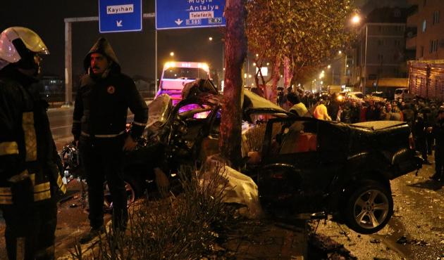 Denizli'de ağaca çarpan araç ikiye bölündü...