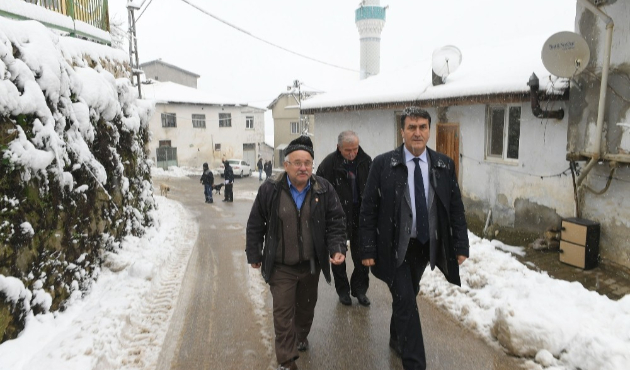 Bursa'da Mustafa Dündar kar kış demeden mahalleleri geziyor
