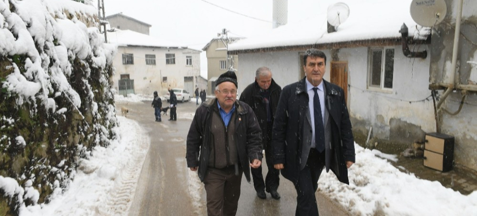 Bursa'da Mustafa Dündar kar kış demeden mahalleleri geziyor