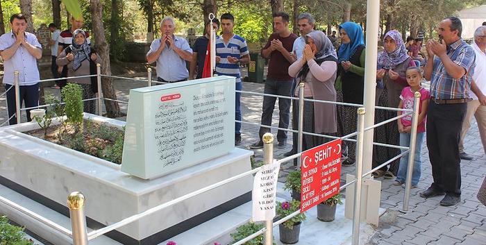Kahraman Ömer Halisdemir'in kabrine ziyaretçi akını / VİDEO