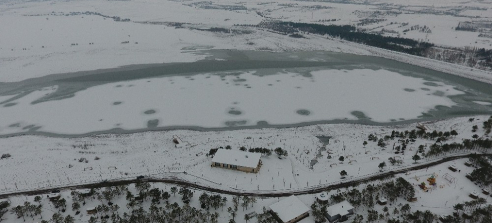 Elazığ’da hava soğudu, baraj gölü buz tuttu
