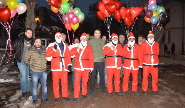 Noel Baba kılığındaki polislerden kaçamadı...