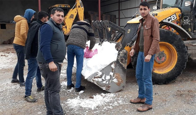Köye kepçeyle kar taşıdılar...