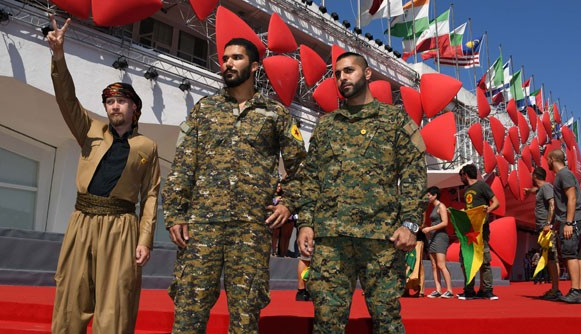 YPG'li teröristleri kırmızı halı ile karşıladılar