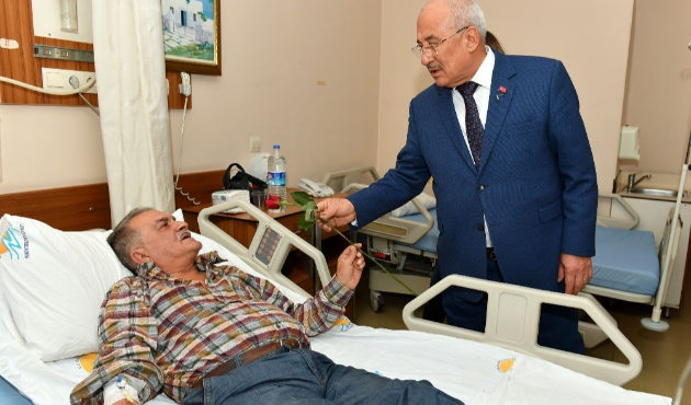 Mersin'de Burhanettin Kocamaz, yeni yılda hastalara ziyarette bulundu