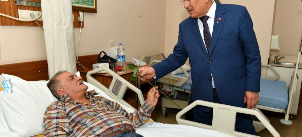 Mersin'de Burhanettin Kocamaz, yeni yılda hastalara ziyarette bulundu