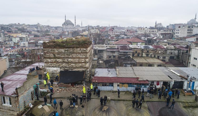 İstanbul'da Sağır hanın üstündeki kaçak yapılar yıkıldı