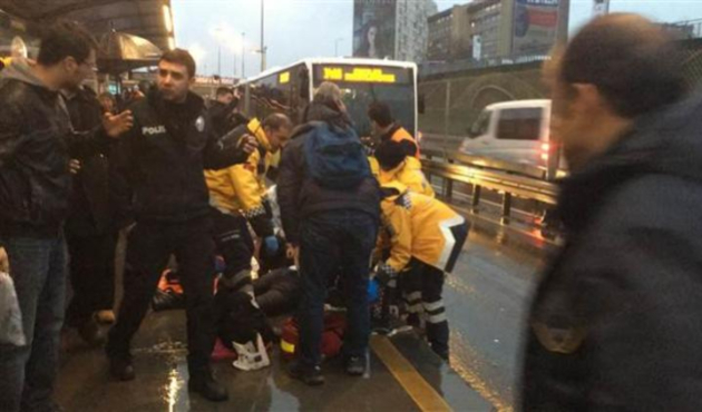 İstanbul'da metrobüs yolcuya çarptı!