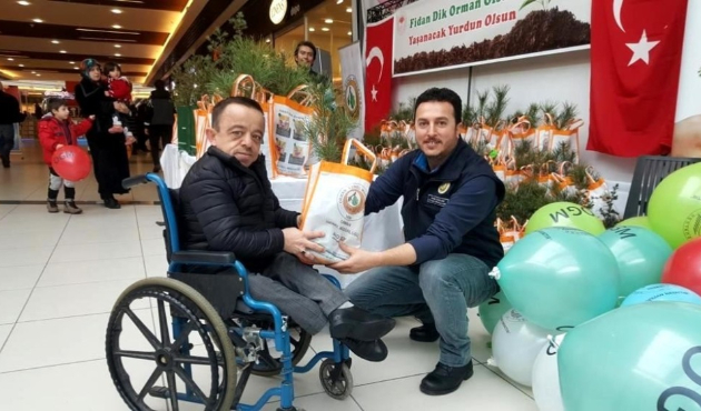 Kütahya'da vatandaşlara 2 bin 19 adet fidan dağıtıldı