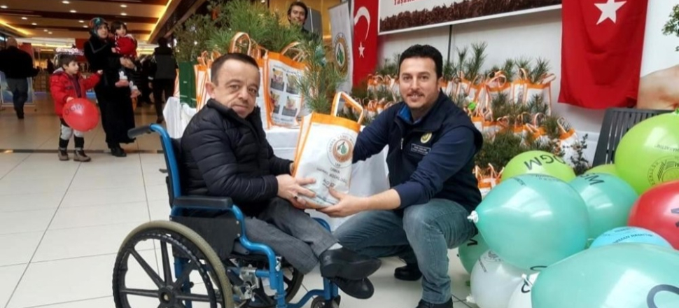 Kütahya'da vatandaşlara 2 bin 19 adet fidan dağıtıldı