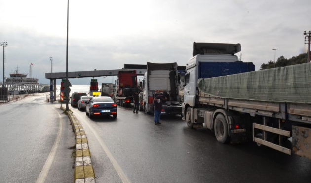 Kocaeli Eskihisar'da feribot kuyruğu oluştu