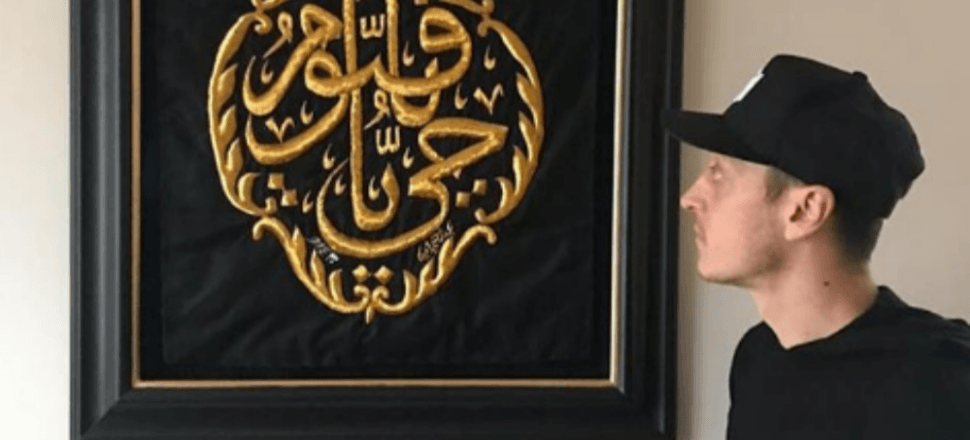 Mesut Özil'e Kâbe örtüsünden parça hediye edildi!