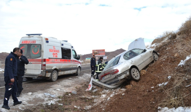 Aksaray'da otomobil toprak alana girdi