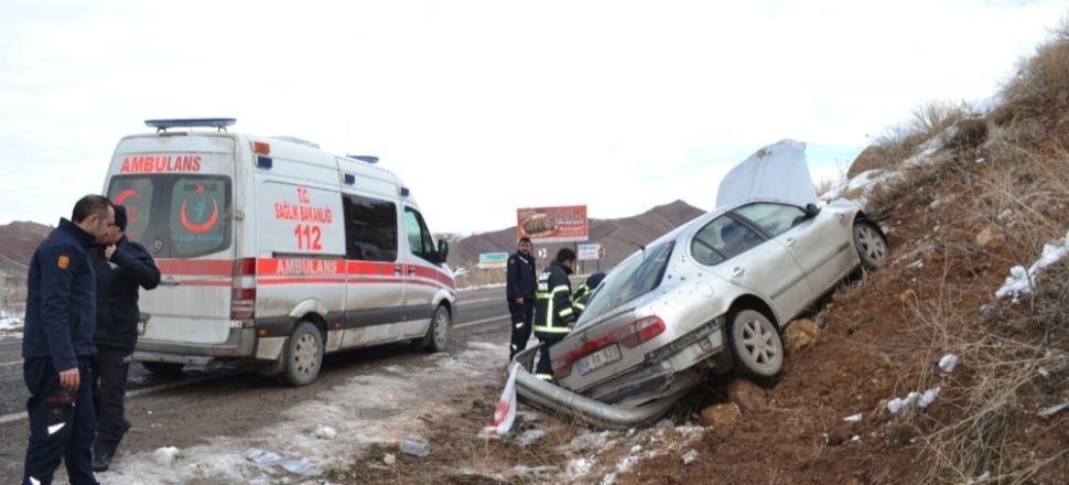 Aksaray'da otomobil toprak alana girdi