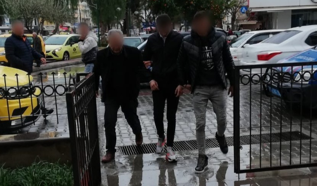 Aydın'da 2 kişi çaldıkları elbiselerle yakalandı