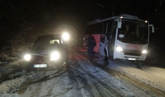 Kazdağları'nda  kar yağışı nedeniyle onlarca araç mahsur kaldı