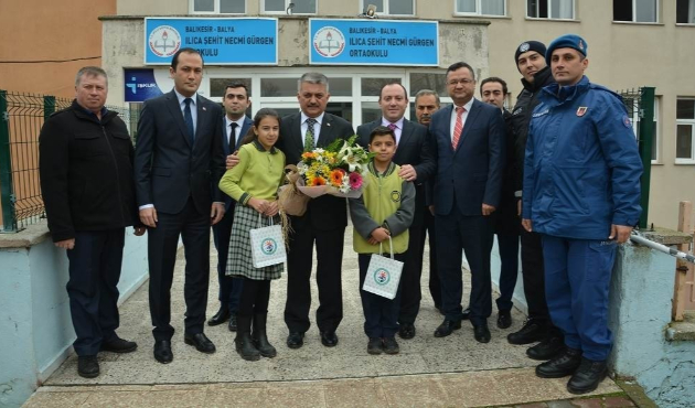 Balıkesir'de Vali Ersin Yazıcı, öğrenciler ile kitap okudu