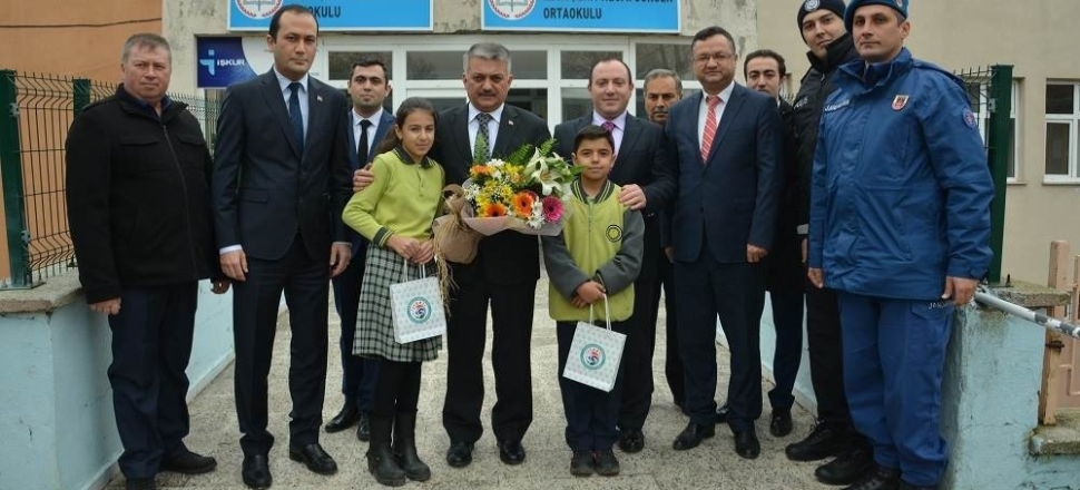 Balıkesir'de Vali Ersin Yazıcı, öğrenciler ile kitap okudu