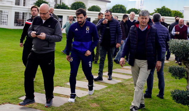 Cuma namazı çıkışı Fenerbahçeli futbolculara yoğun ilgi!