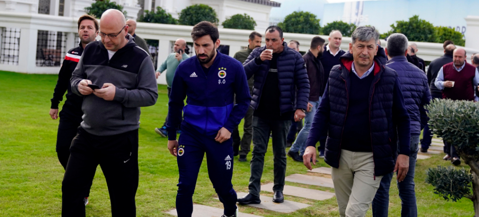 Cuma namazı çıkışı Fenerbahçeli futbolculara yoğun ilgi!