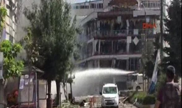 Van'da AK Parti il binasına bombalı araçla saldırı: 48 yaralı...