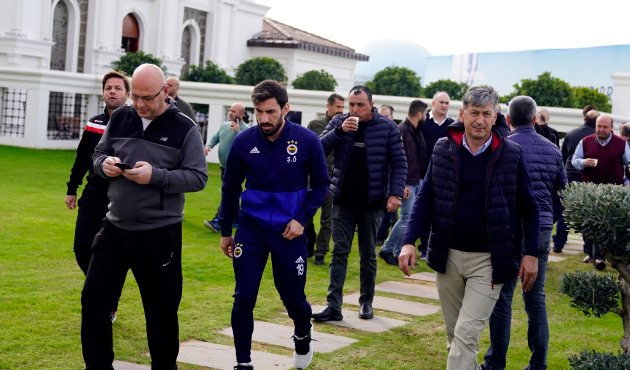 Cuma namazı çıkışı Fenerbahçeli futbolculara yoğun ilgi!