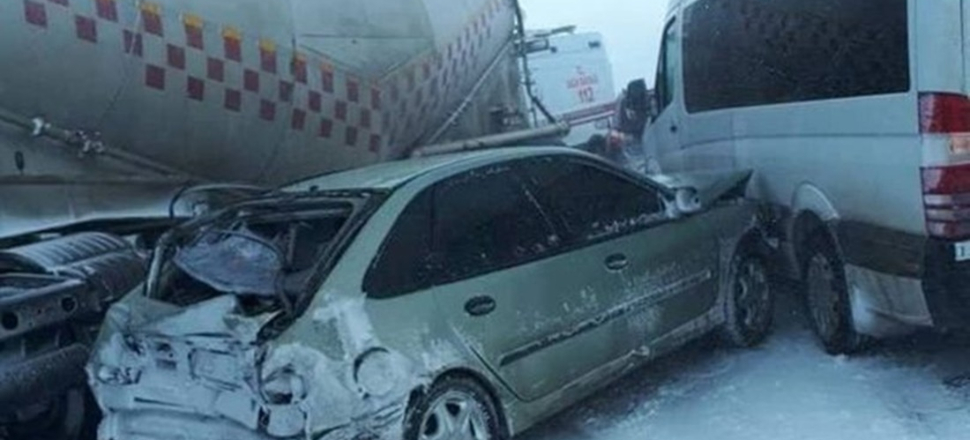 Erzurum'da zincirleme kaza! 20 araç birbirine girdi!