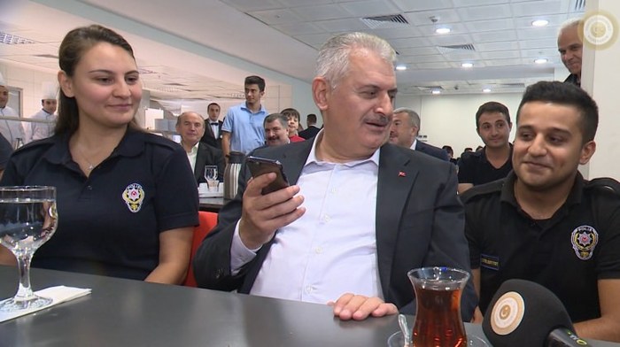 Başbakan telefonda polis memuruna kız istedi / VİDEO