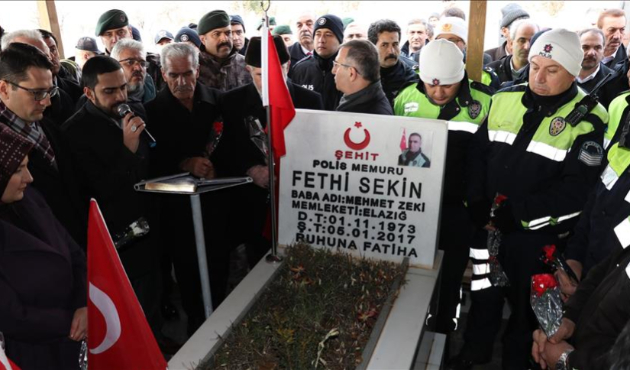 Şehit polis Fethi Sekin kabri başında anıldı!