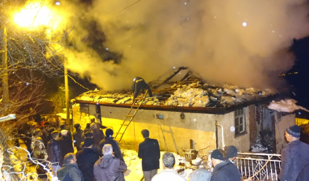 İtfaiye aracı kara saplanınca köylü müdahale etti!