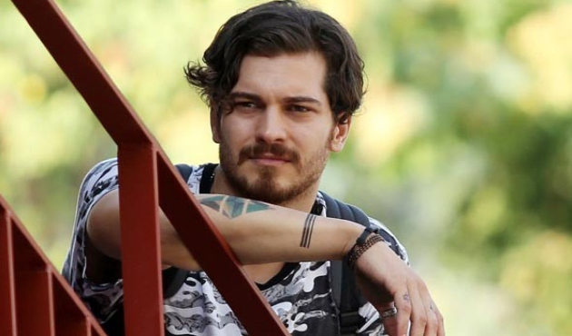 Çağatay Ulusoy'dan takipçilerini ikiye bölen hareket!