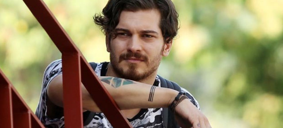 Çağatay Ulusoy'dan takipçilerini ikiye bölen hareket!