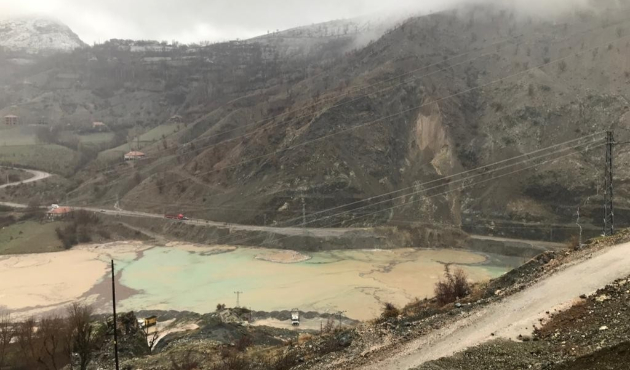 Adıyaman'da heyelan otomobili yuttu...