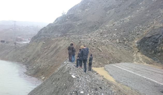 Adıyaman'da heyelan otomobili yuttu...