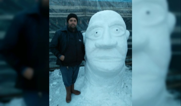 Denizli'de kardan 'Shrek' heykeli ilgi gördü