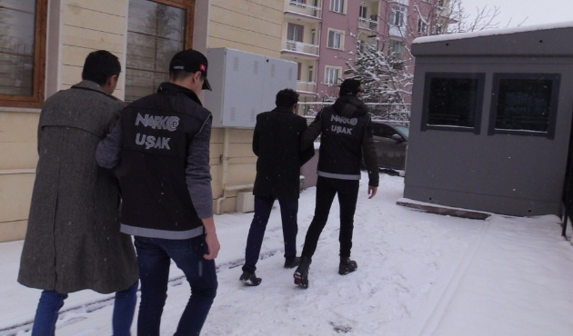 Uşak’ta eroin satıcılarına baskın