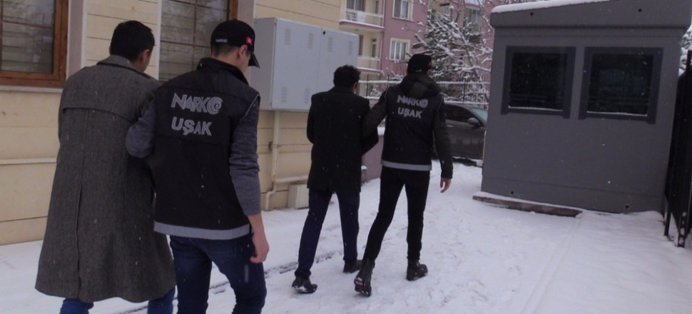 Uşak’ta eroin satıcılarına baskın
