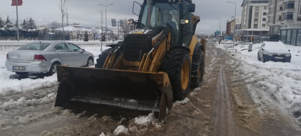 Bingöl’de karla mücadele aralıksız sürüyor