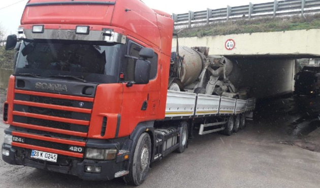 Kocaeli'de İş makinesi yüklü TIR, köprüye çarptı
