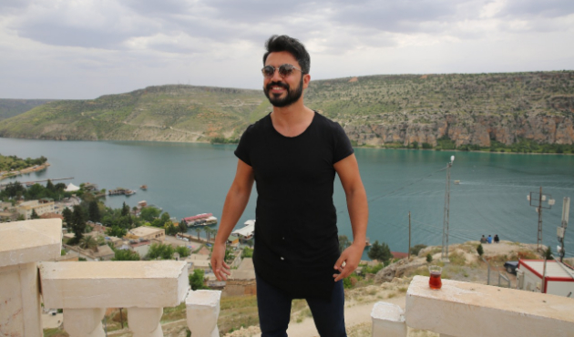 "İnternette tanıştı, takside darp etti!"