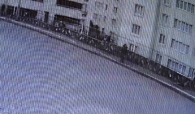 Kaldırım taşlarına tutunarak kurtuldu...